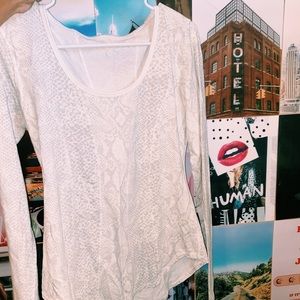 LULULEMON ATHLETIC TOP